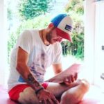 Gemütliches Bücherregal im Tiny House mit viel Stauraum.