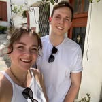 Frisches Frühstück bei Pilzmanufaktur Freiburg mit Lächelnden Gästen.